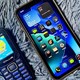 Vì sao nhiều người vẫn mang theo điện thoại "cục gạch", dù đã có smartphone?