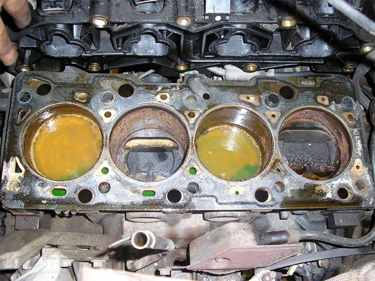 Thủy kích vào động cơ xe