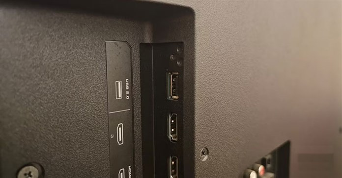 Đừng bao giờ cắm 8 thiết bị này vào cổng USB của Smart TV!