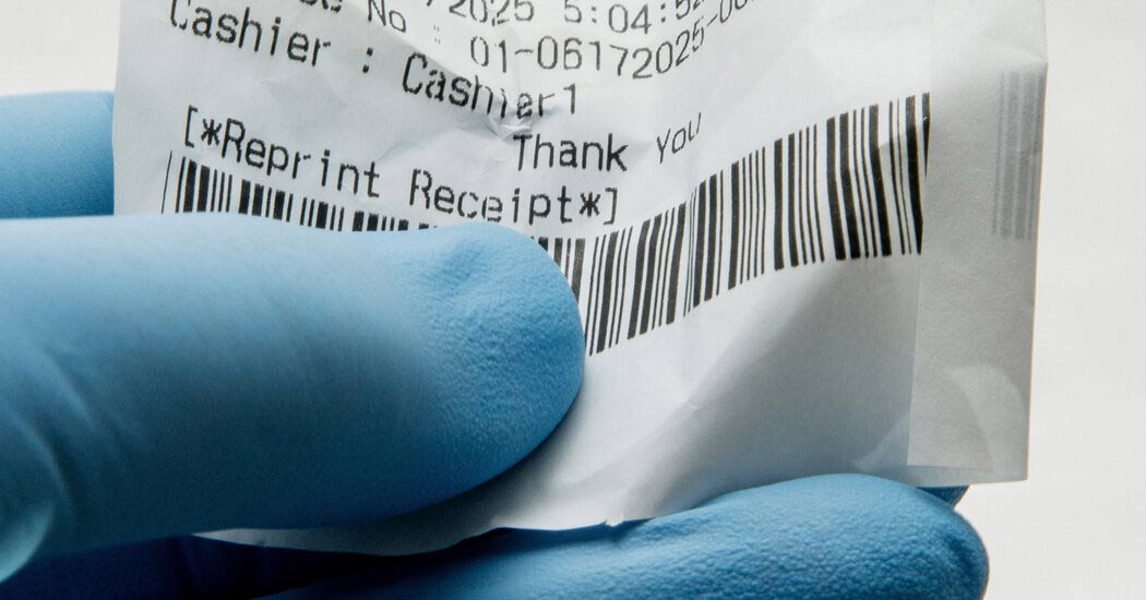 Đeo găng tay cầm hóa đơn