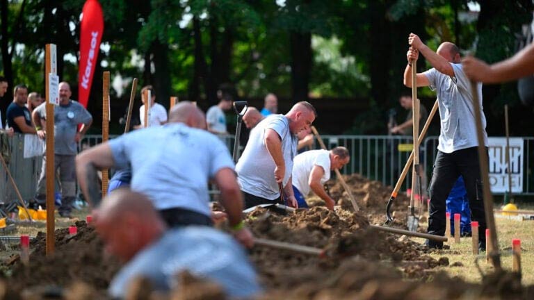 Đội thi đào huyệt