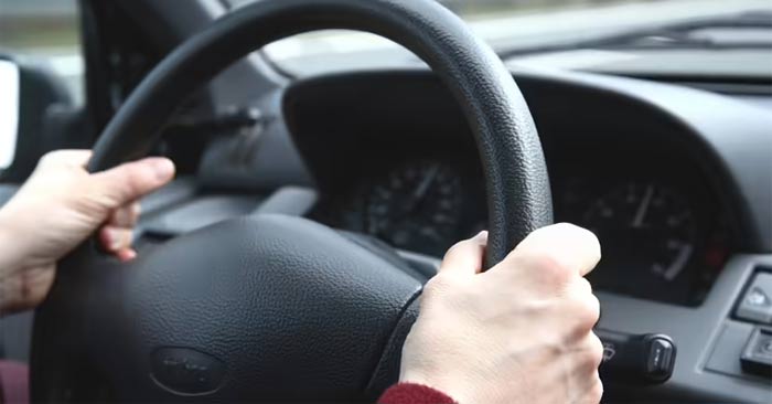 Vô lăng ô tô khó xoay