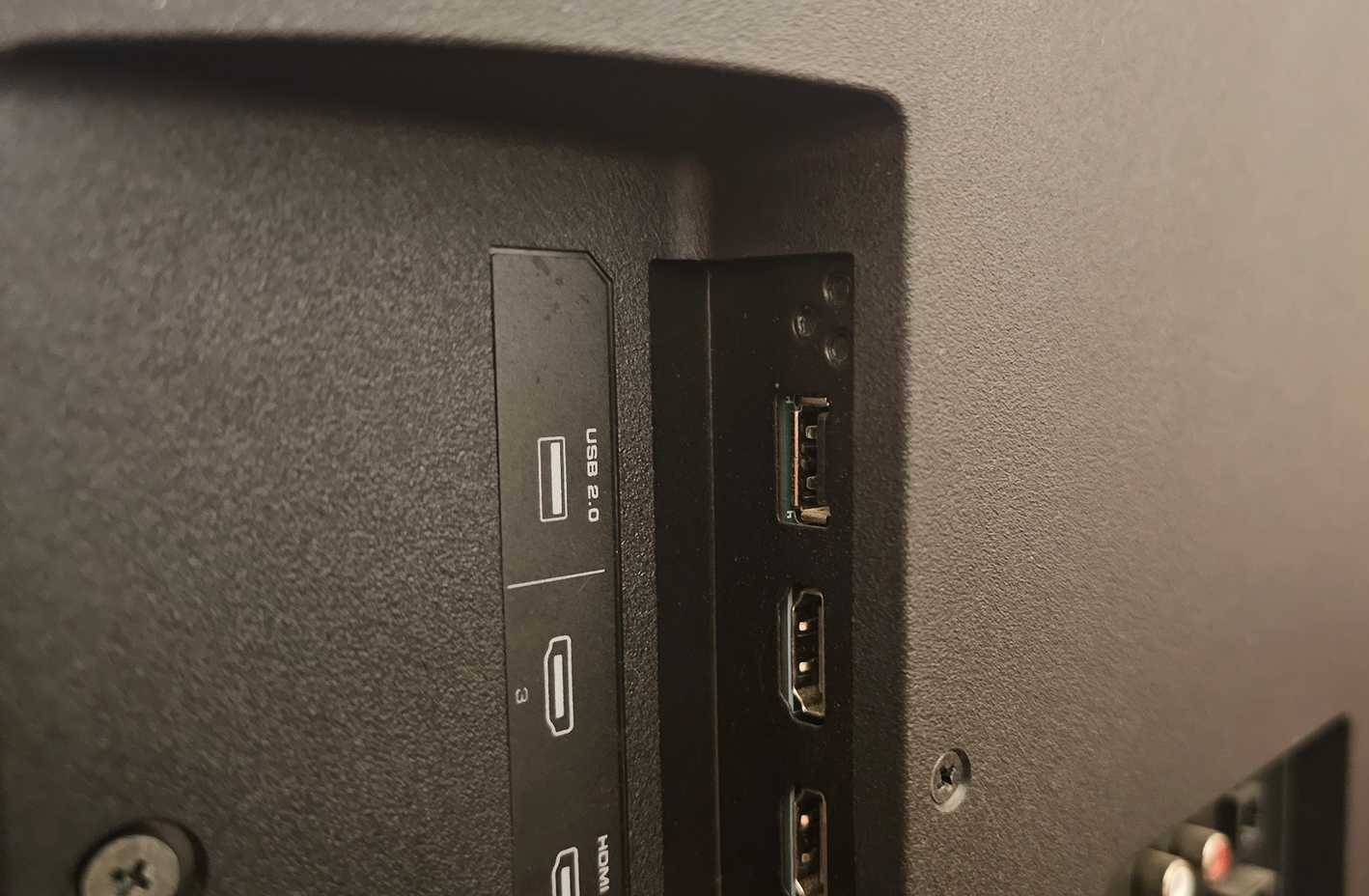 Mặt sau của Smart TV Vizion, hiển thị các cổng USB 2.0 và HDMI