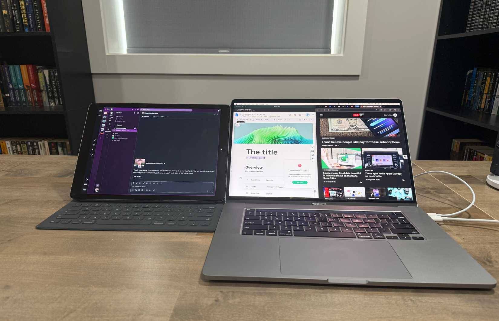 iPad Pro thế hệ đầu tiên với Macbook Pro Intel được sử dụng làm màn hình thứ hai