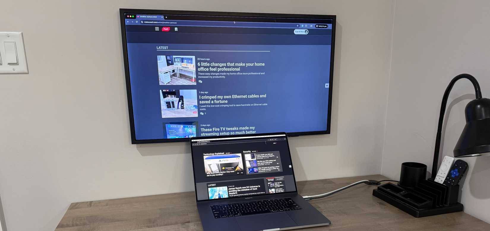 MacBook Pro với Samsung Frame treo tường