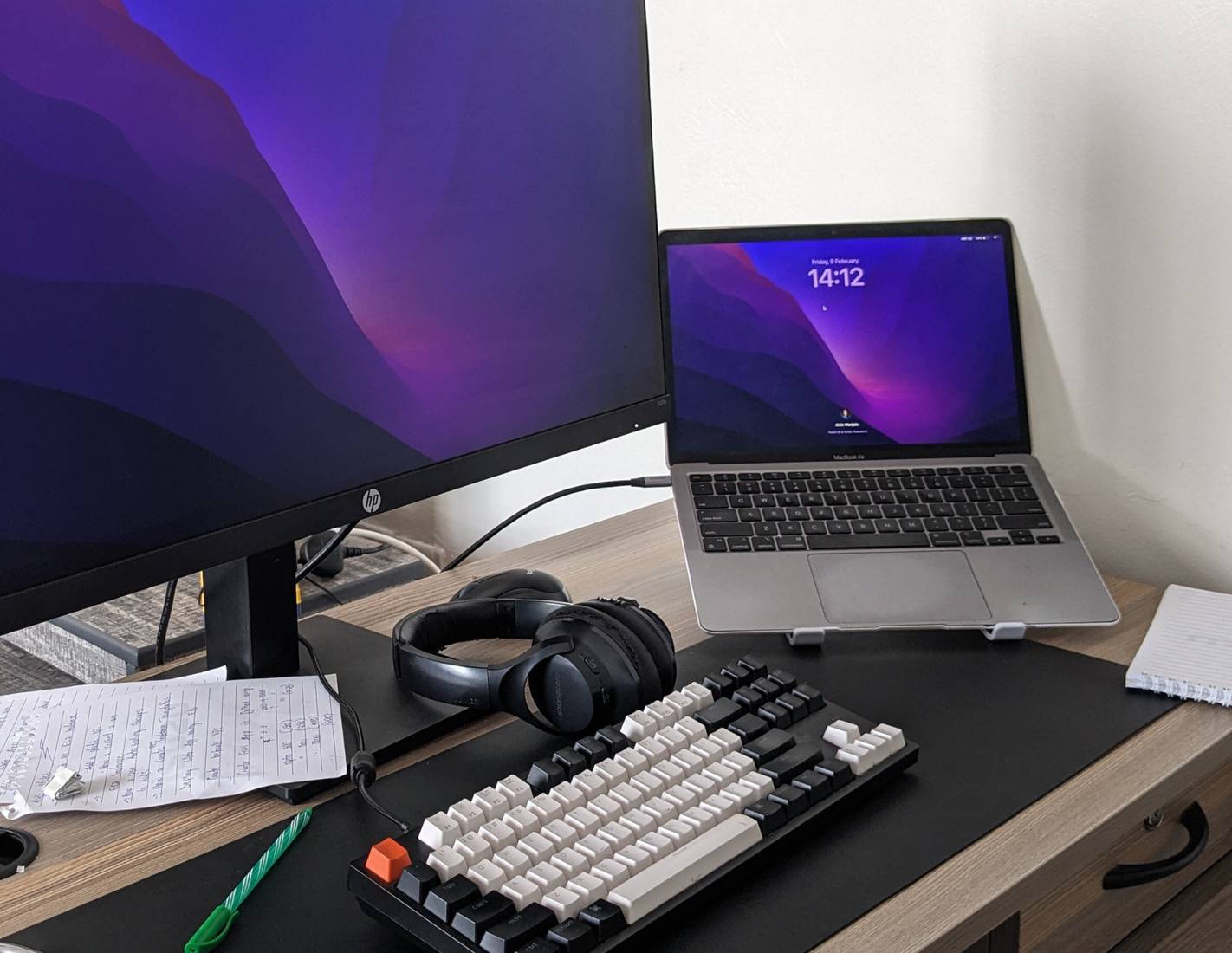 MacBook Air được kết nối với màn hình