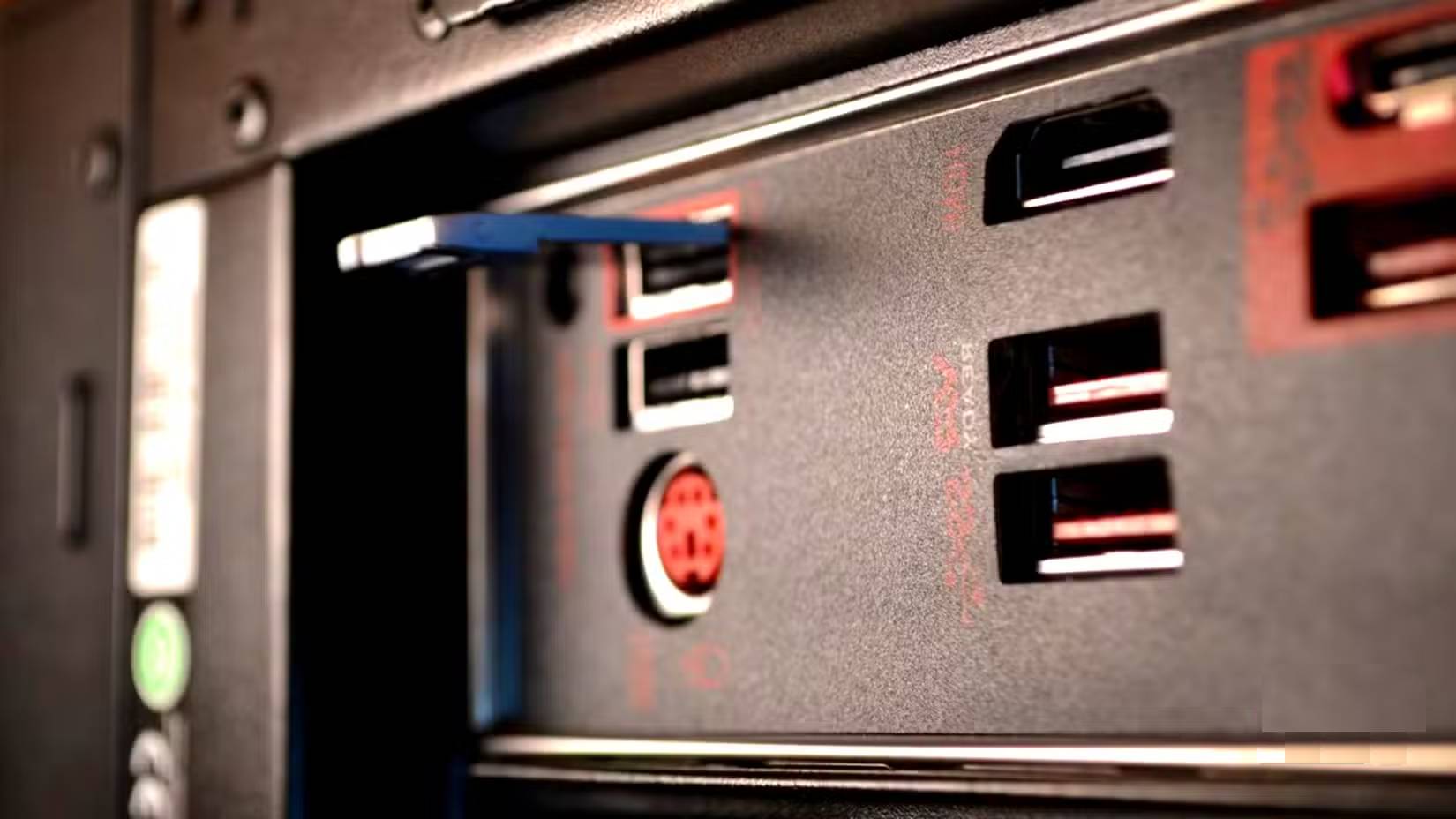 USB được cắm vào cổng BIOS flash của bo mạch chủ