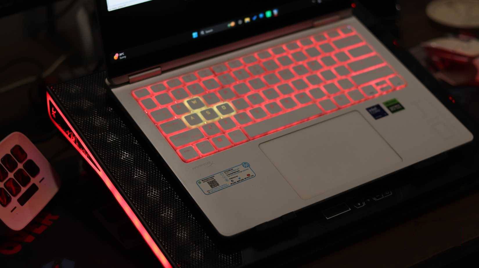 Laptop chơi game HP Omen trên đế tản nhiệt