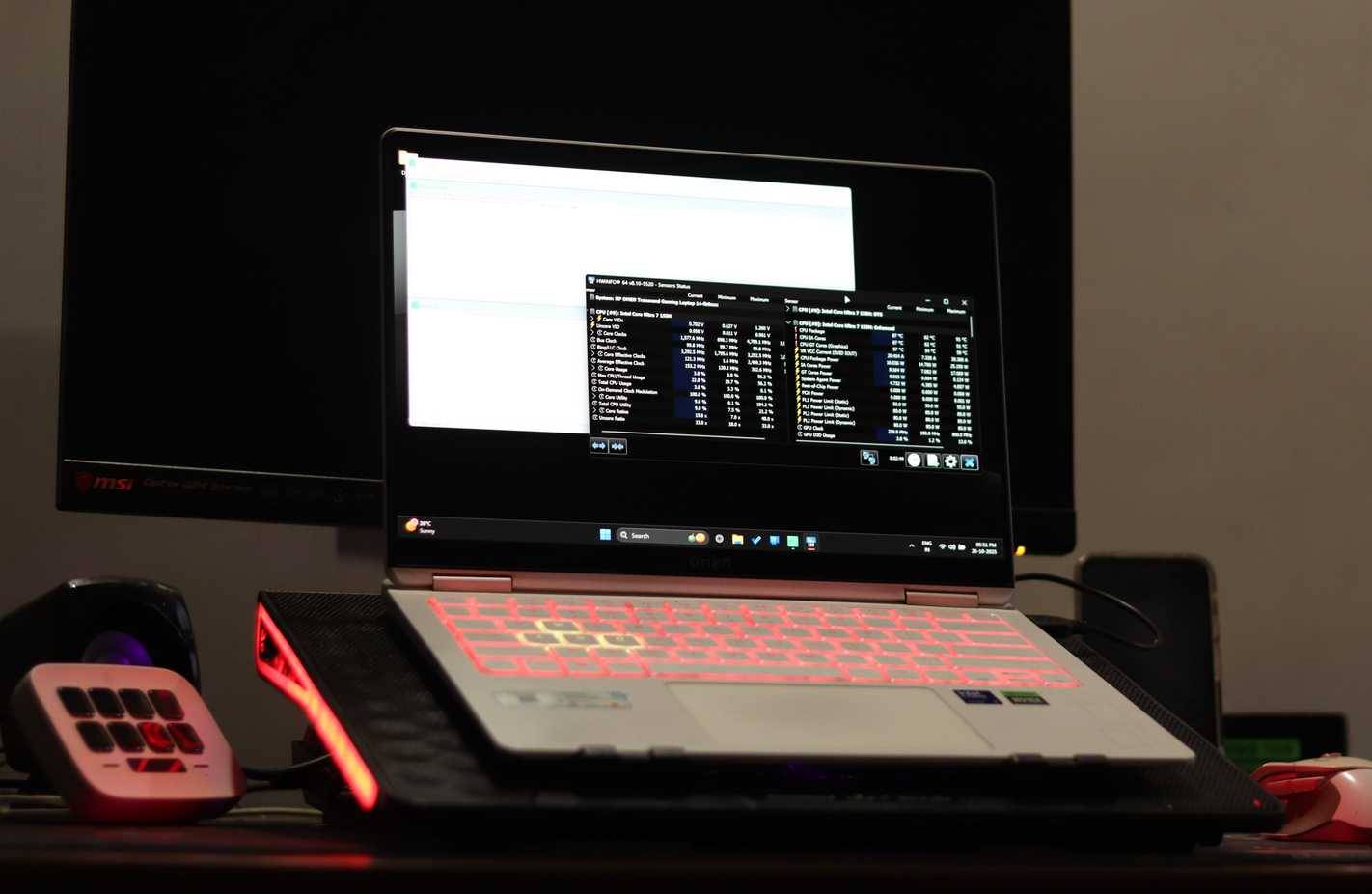 Mặt trước của laptop chơi game trên đế tản nhiệt