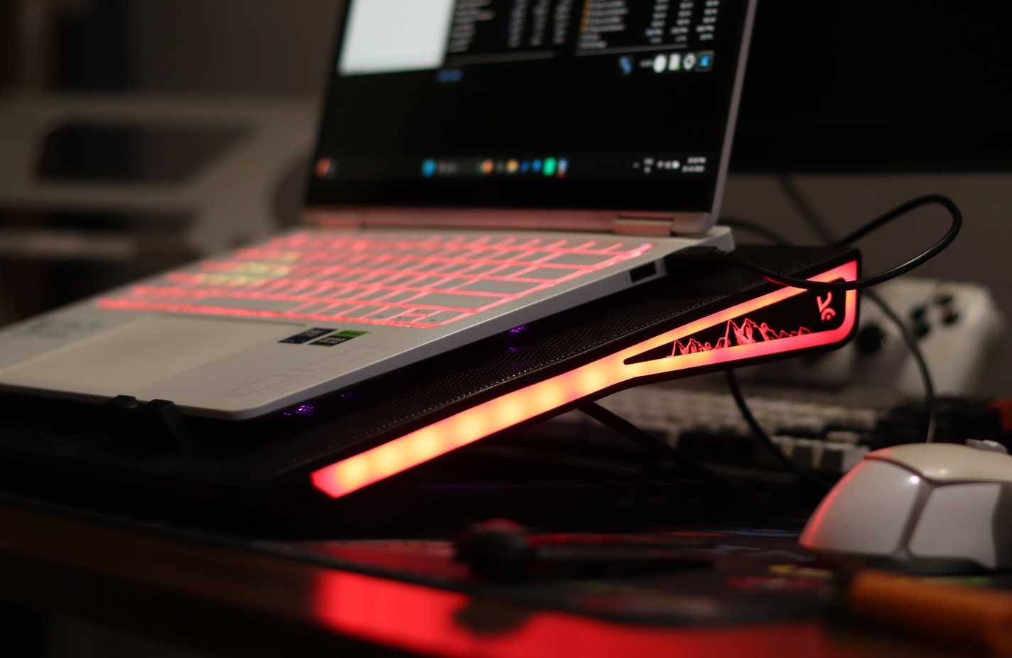 Laptop chơi game trên tấm tản nhiệt