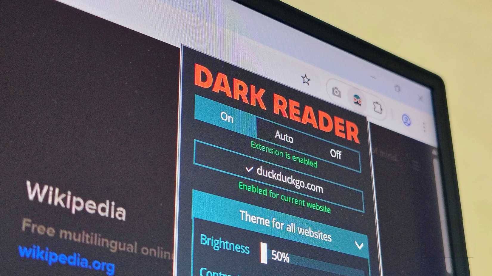 Tiện ích mở rộng Dark Reader được ghim trên trình duyệt Chrome