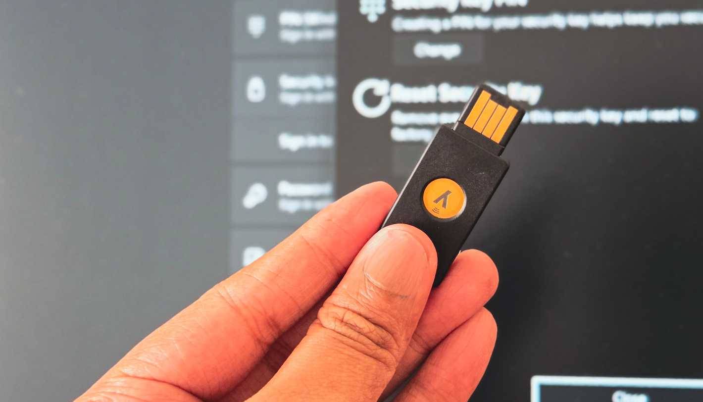 YubiKey trước màn hình desktop Windows 11