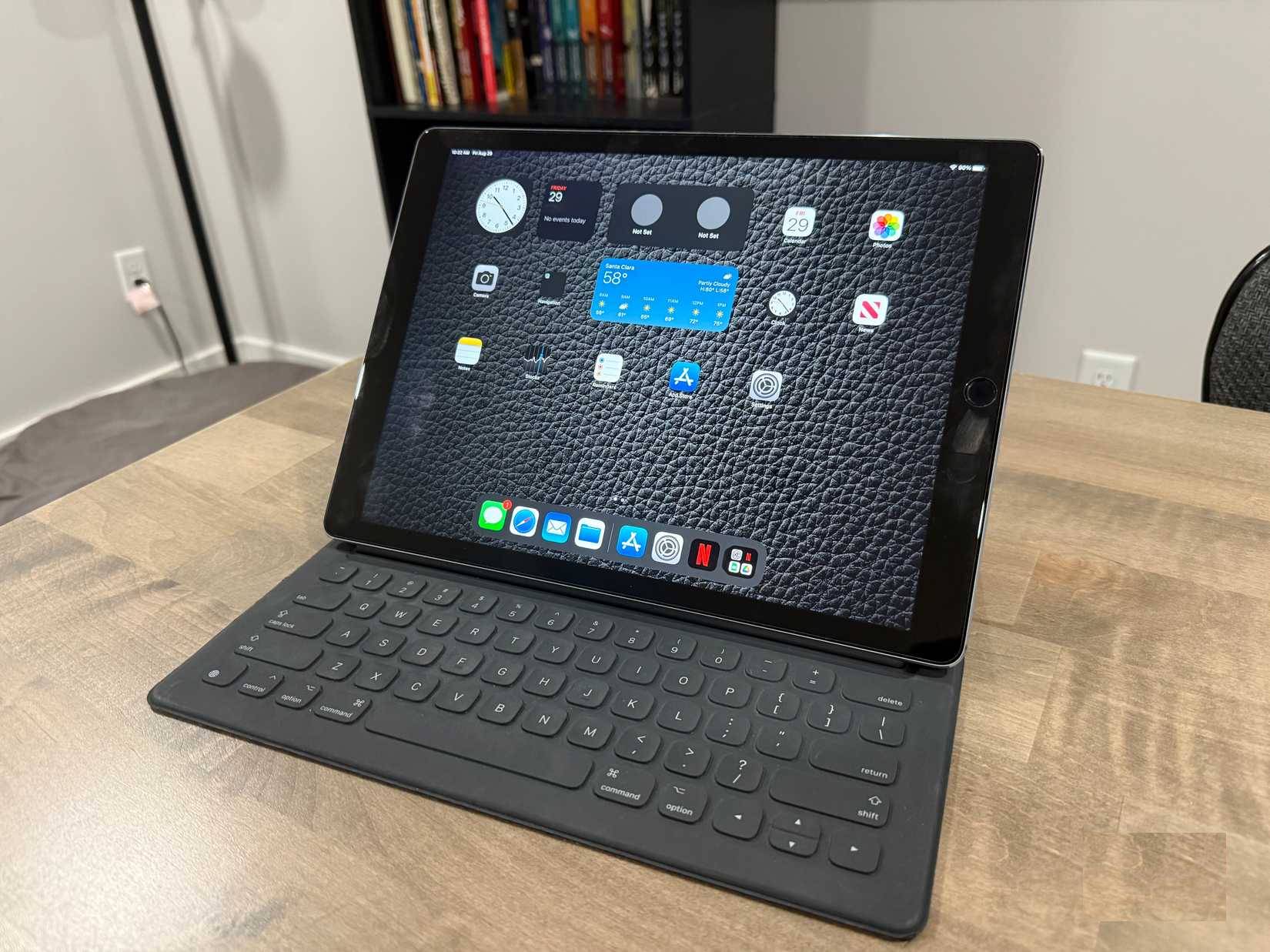 iPad Pro thế hệ đầu tiên trên bàn làm việc có bàn phím