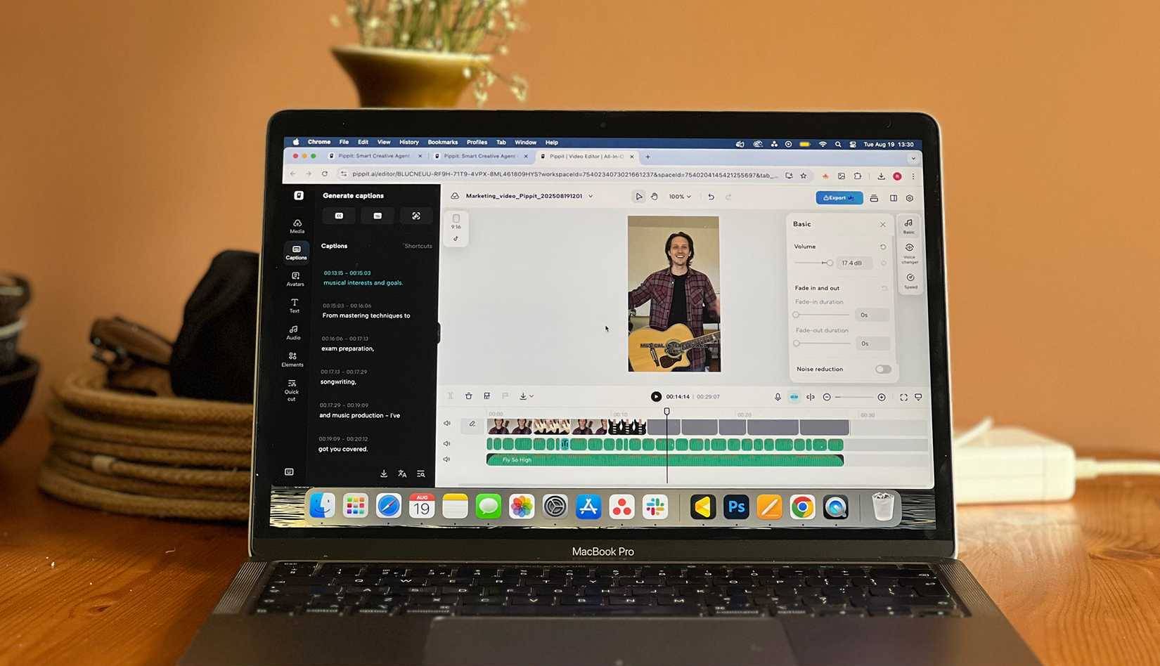 Video do Pippit tạo ra trong timeline chỉnh sửa trên MacBook Pro