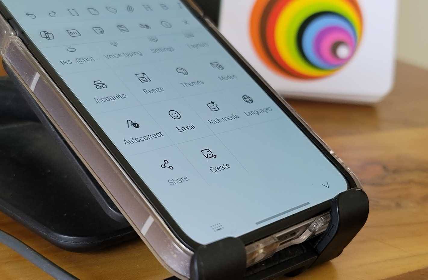 Tùy chọn Tự động sửa lỗi trong SwiftKey Keyboard mở trên Galaxy Z Flip 6