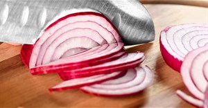 Bất ngờ với cách vô cùng đơn giản giúp bạn cắt hành tây không cay mắt