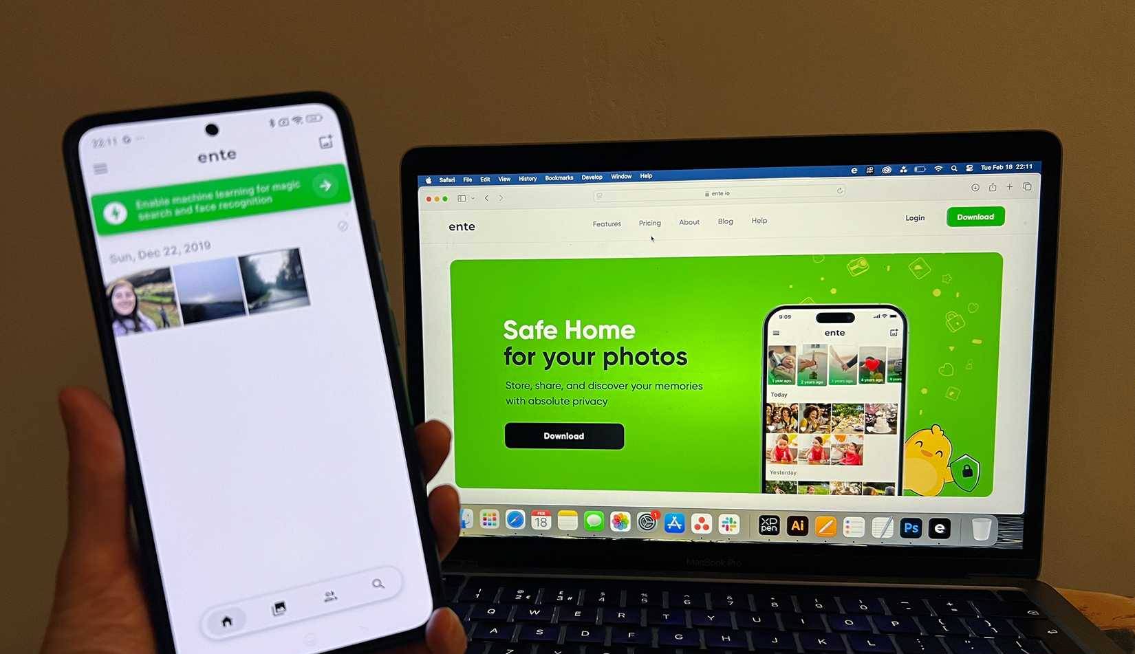 Điện thoại Android và MacBook Pro đều có Ente Photos