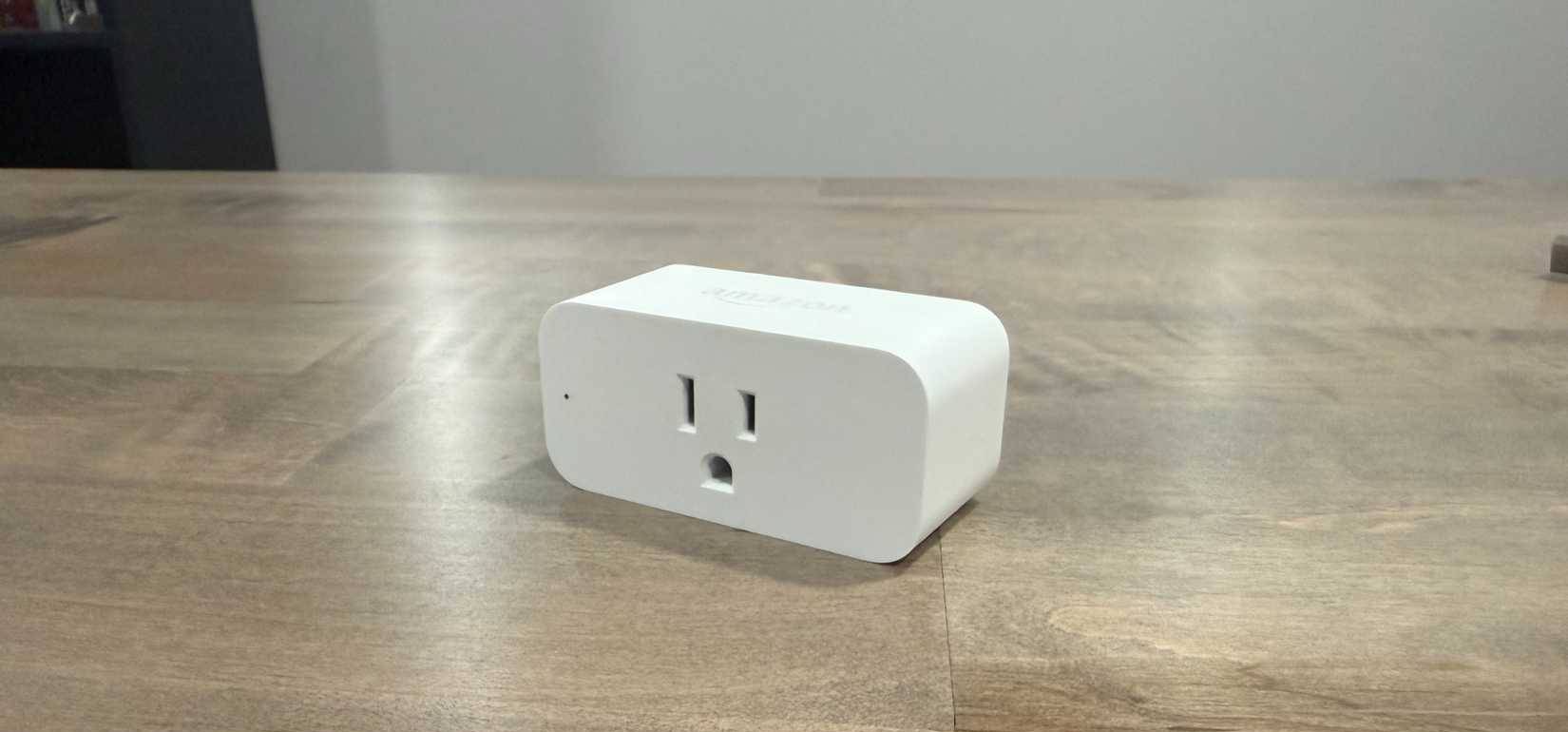 Ổ cắm thông minh Amazon trên bàn làm việc
