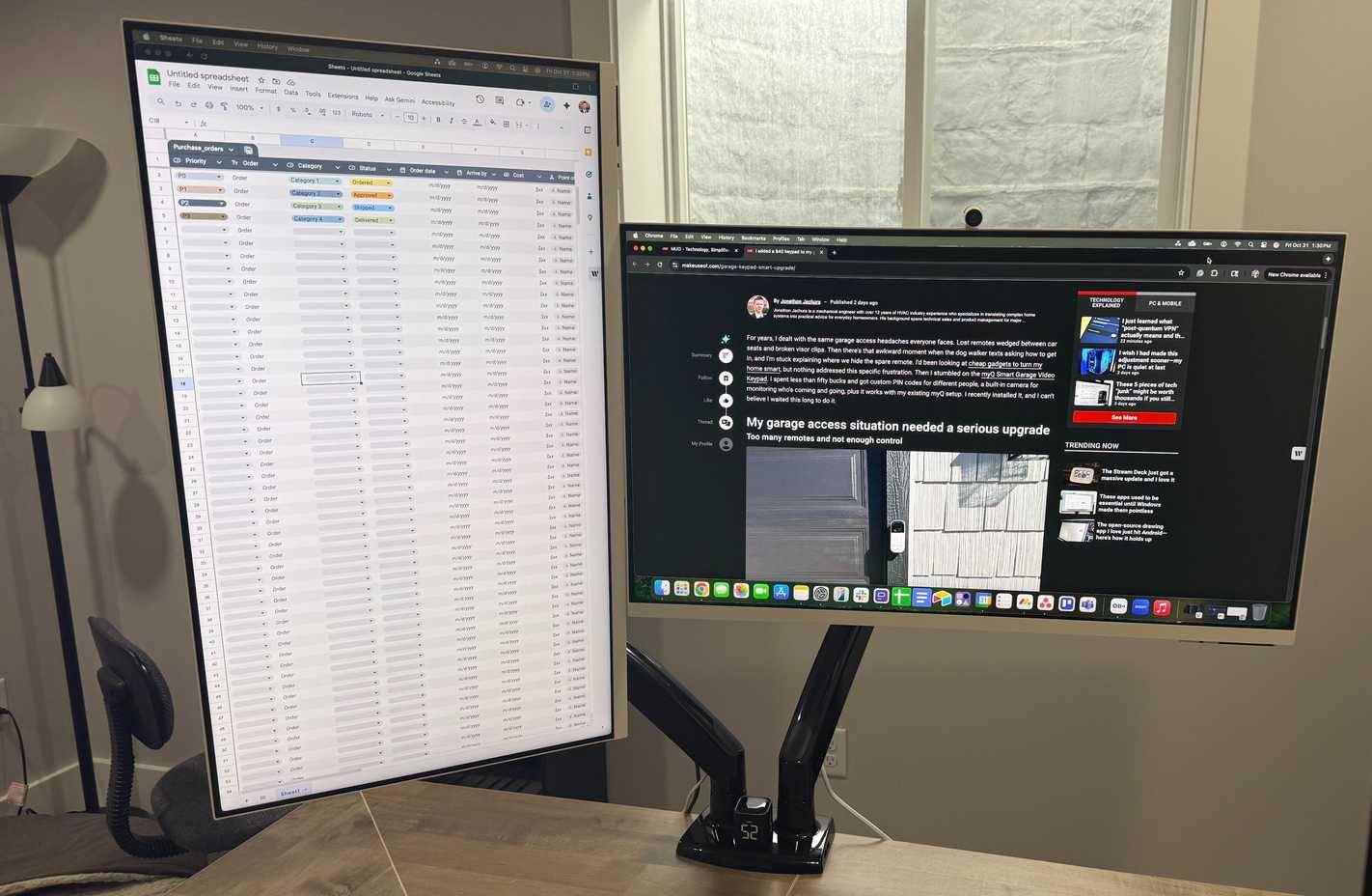 Giá đỡ màn hình kép với màn hình ở chế độ ngang và dọc