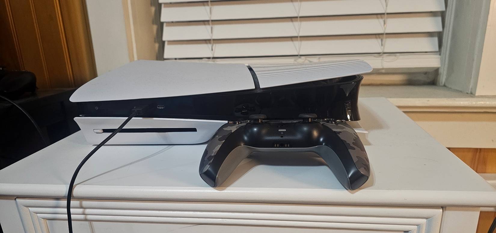 PlayStation 5 với tay càm DualSense màu rằn ri