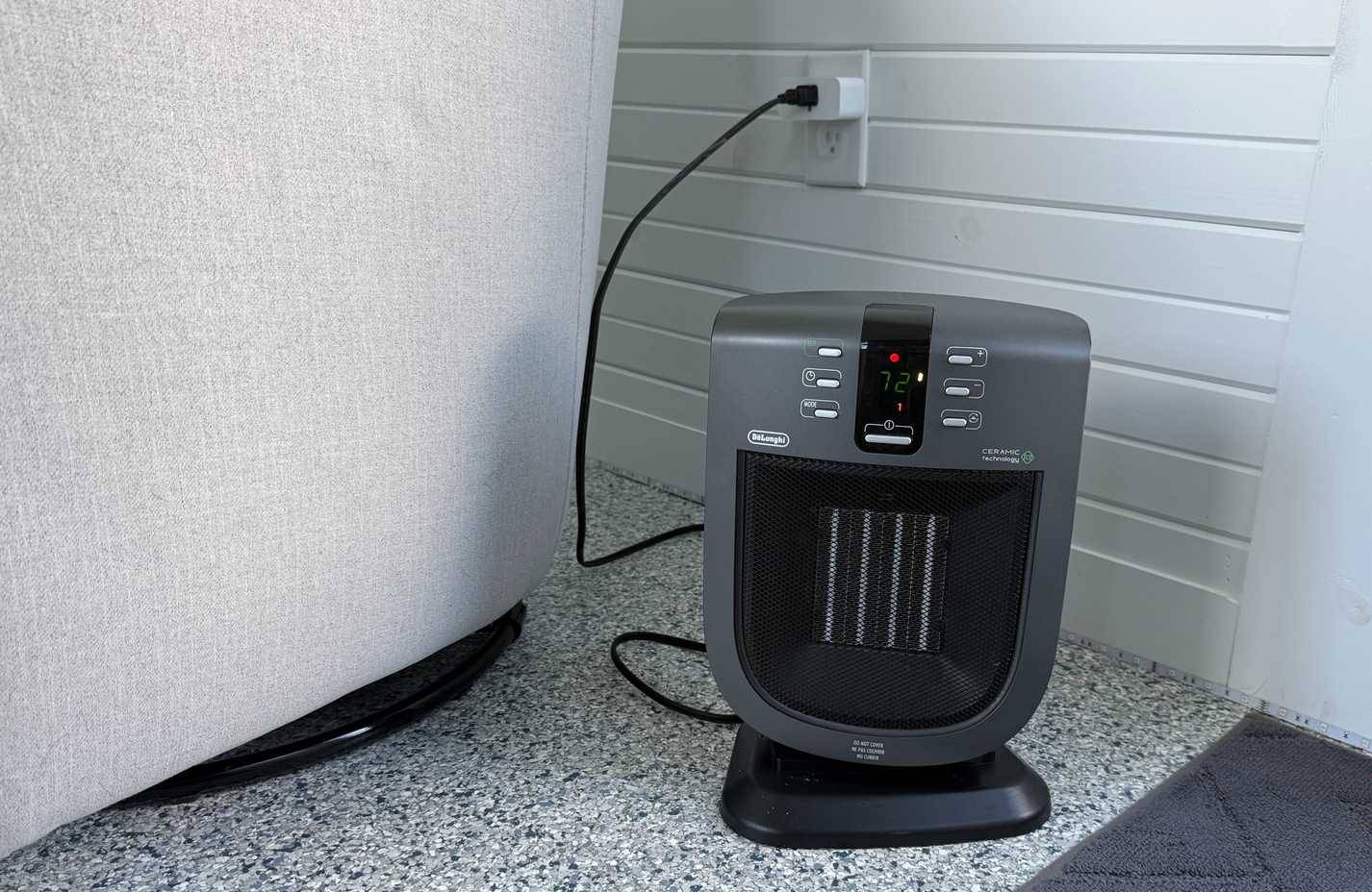 Máy sưởi nhỏ được cắm vào ổ cắm thông minh Amazon