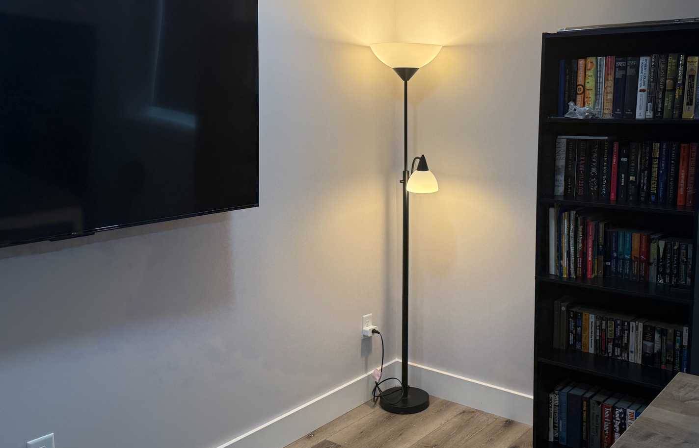 Đèn được cắm vào ổ cắm thông minh Amazon