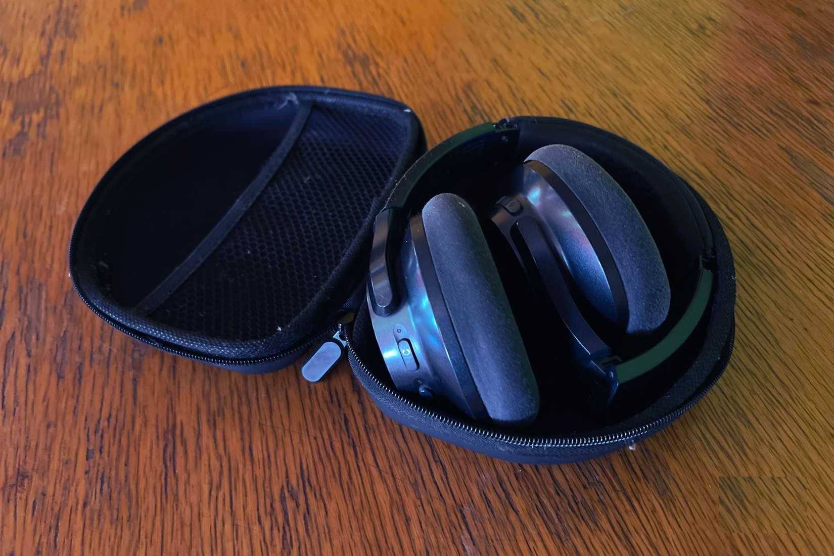 Headphone Anker Soundcore A20+ trong hộp đựng