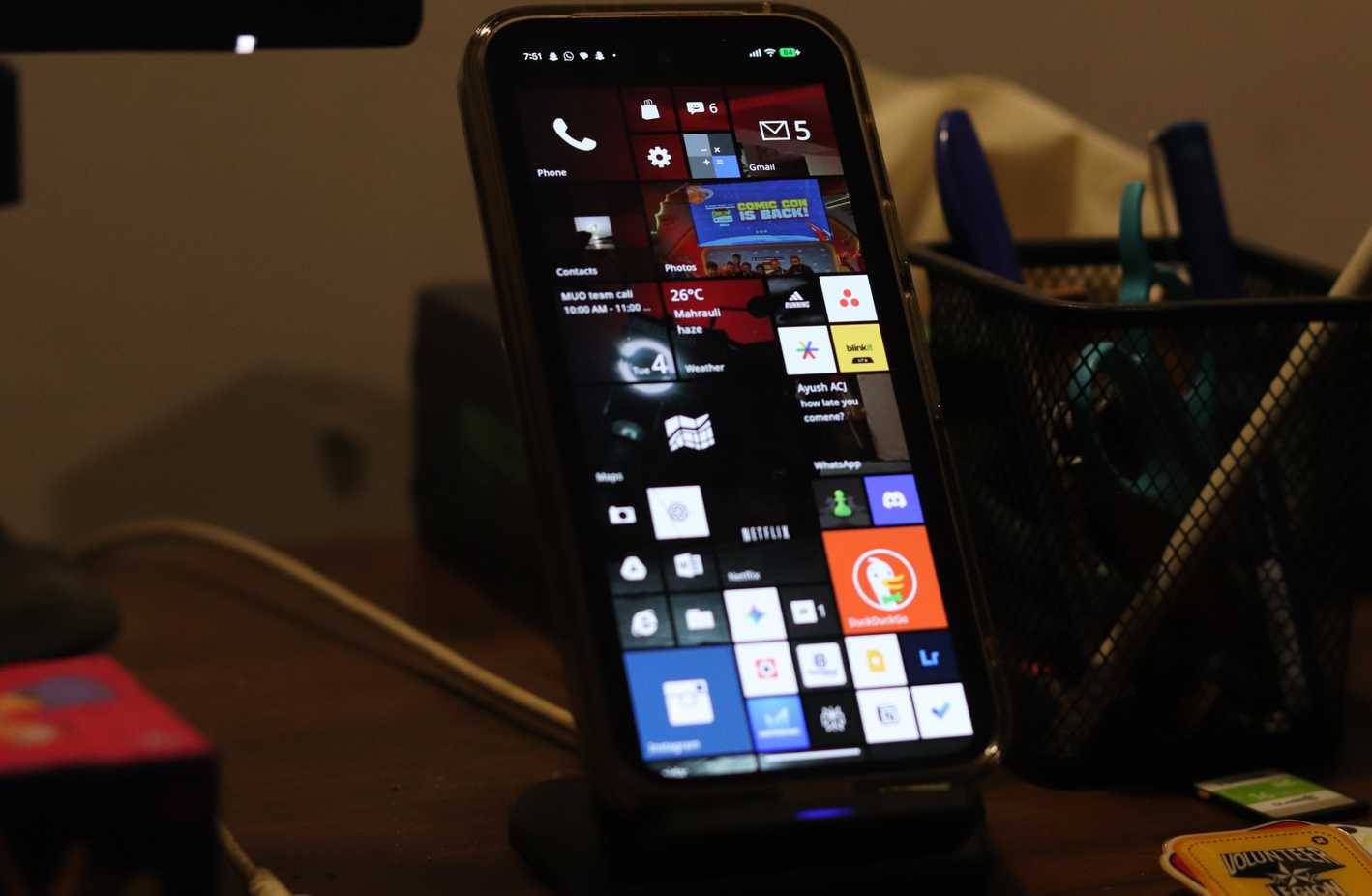 Pixel 9a trên đế sạc không dây chạy launcher Metrov