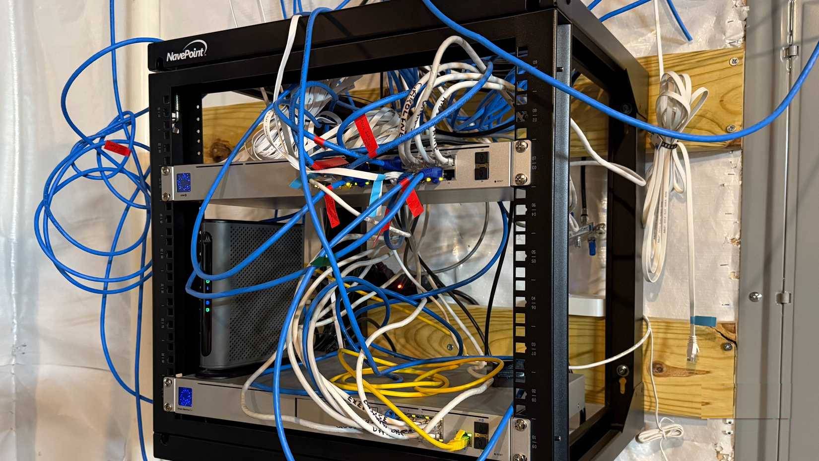 Router Ubiquiti trong tầng hầm