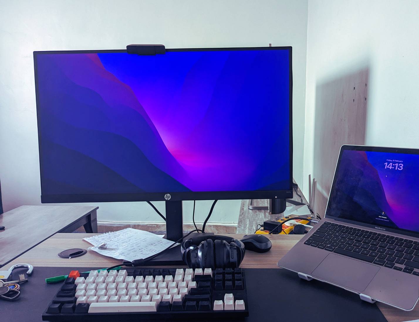 Màn hình và MacBook Air được kết nối bằng USB hub