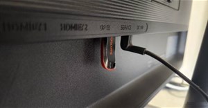 Đừng cắm những thiết bị này vào cổng USB của màn hình!