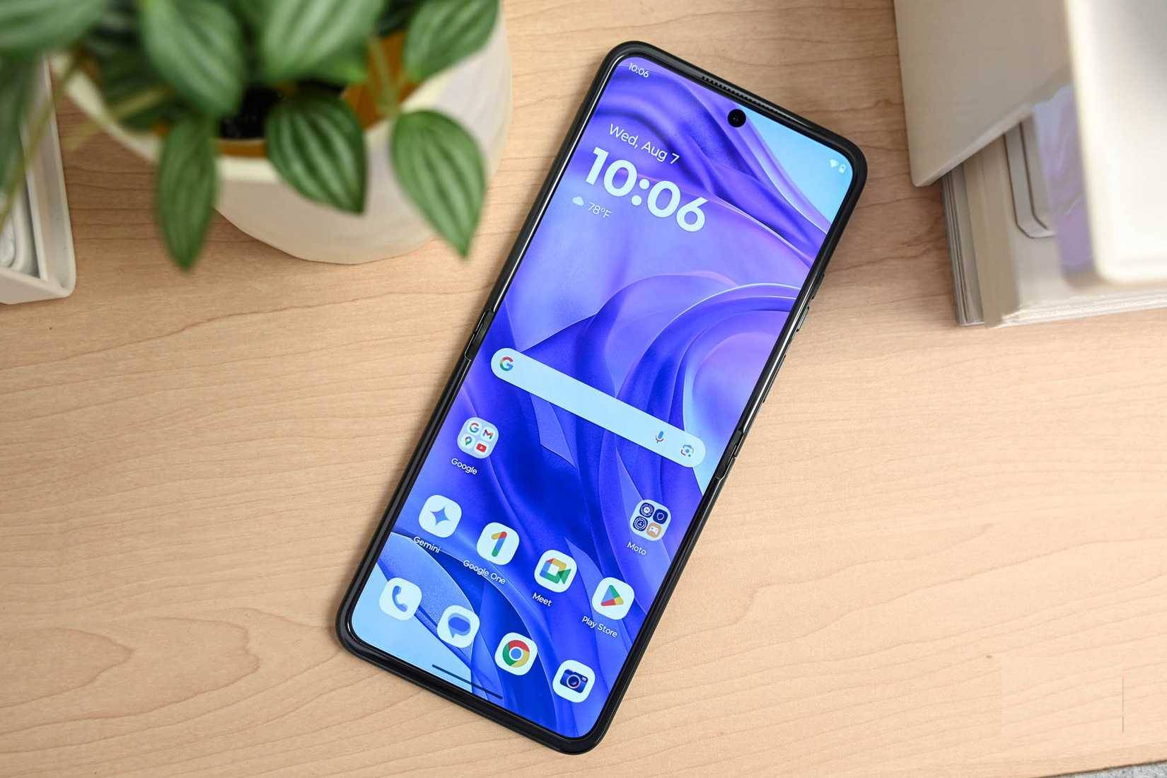 Motorola Razr+ trên màn hình chính