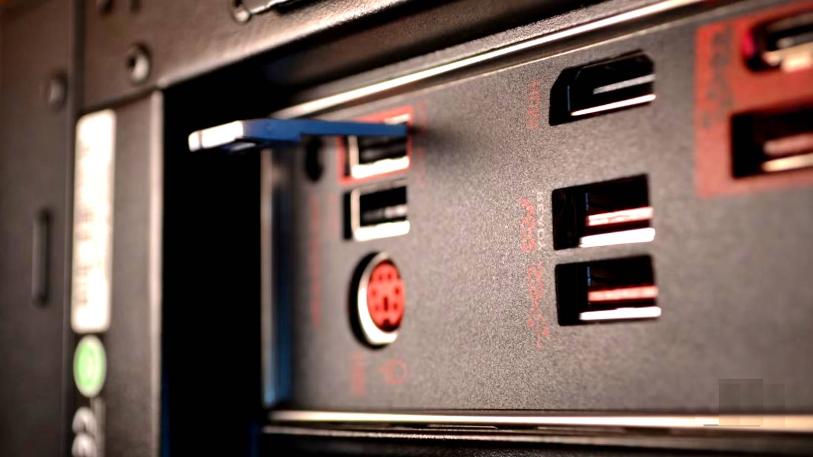 USB được cắm vào cổng BIOS flash của bo mạch chủ