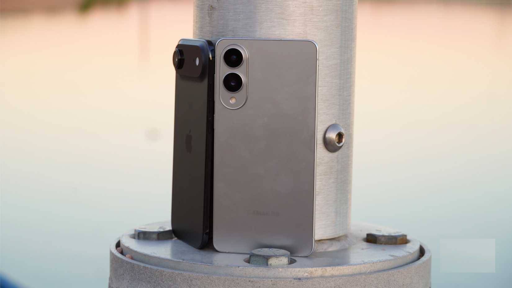 Galaxy S25 Edge bên cạnh một chiếc iPhone Air