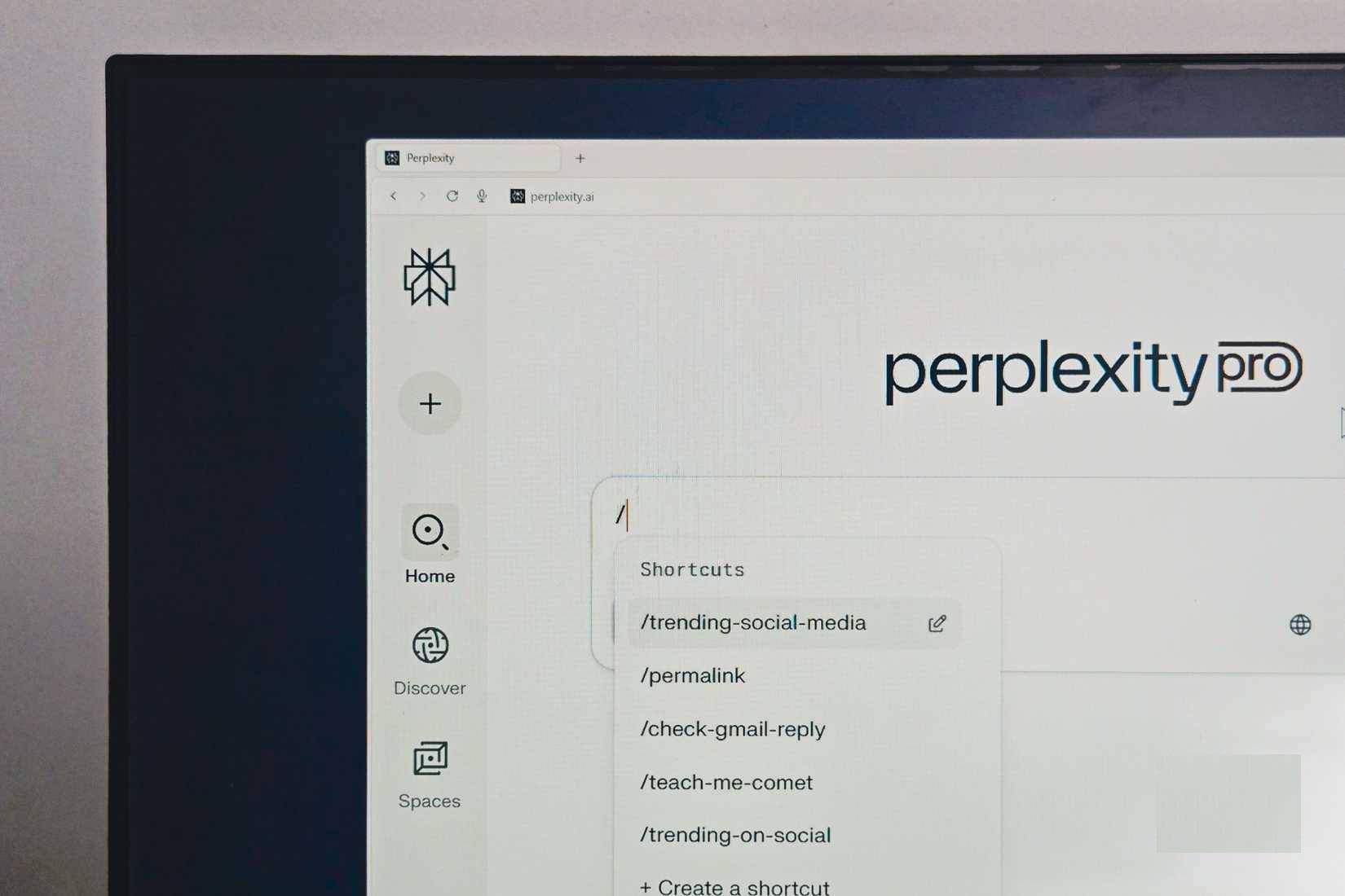 Trình duyệt Perplexity Comet mở trên màn hình BENQ