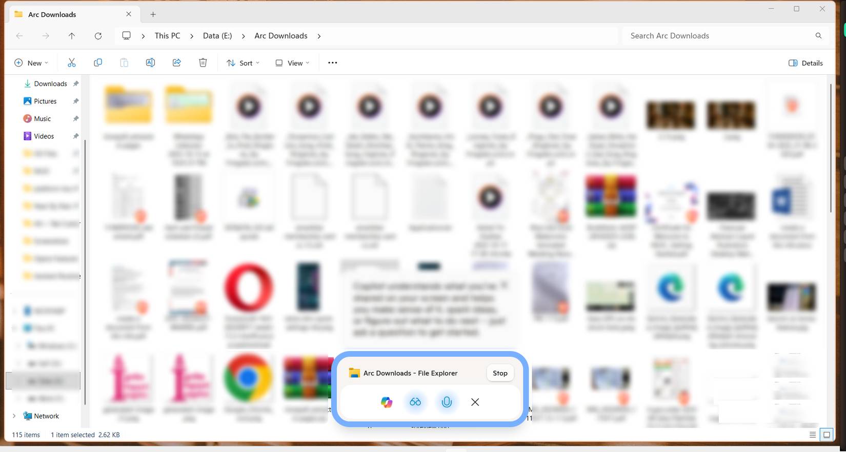 Copilot Vision đang trò chuyện về nội dung trên màn hình trong Windows File Explorer.