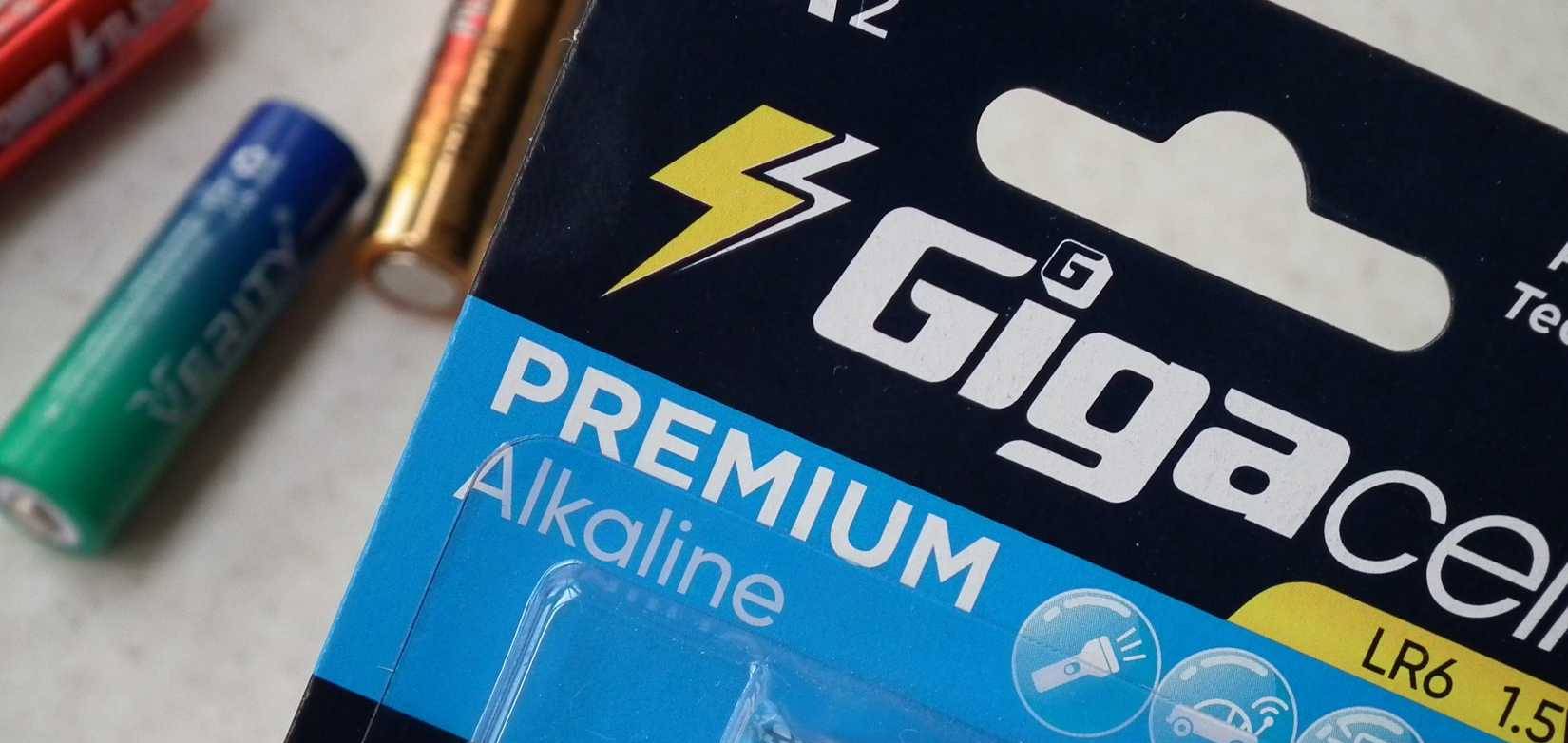 Pin kiềm có ghi chữ Premium Alkaline trên bao bì