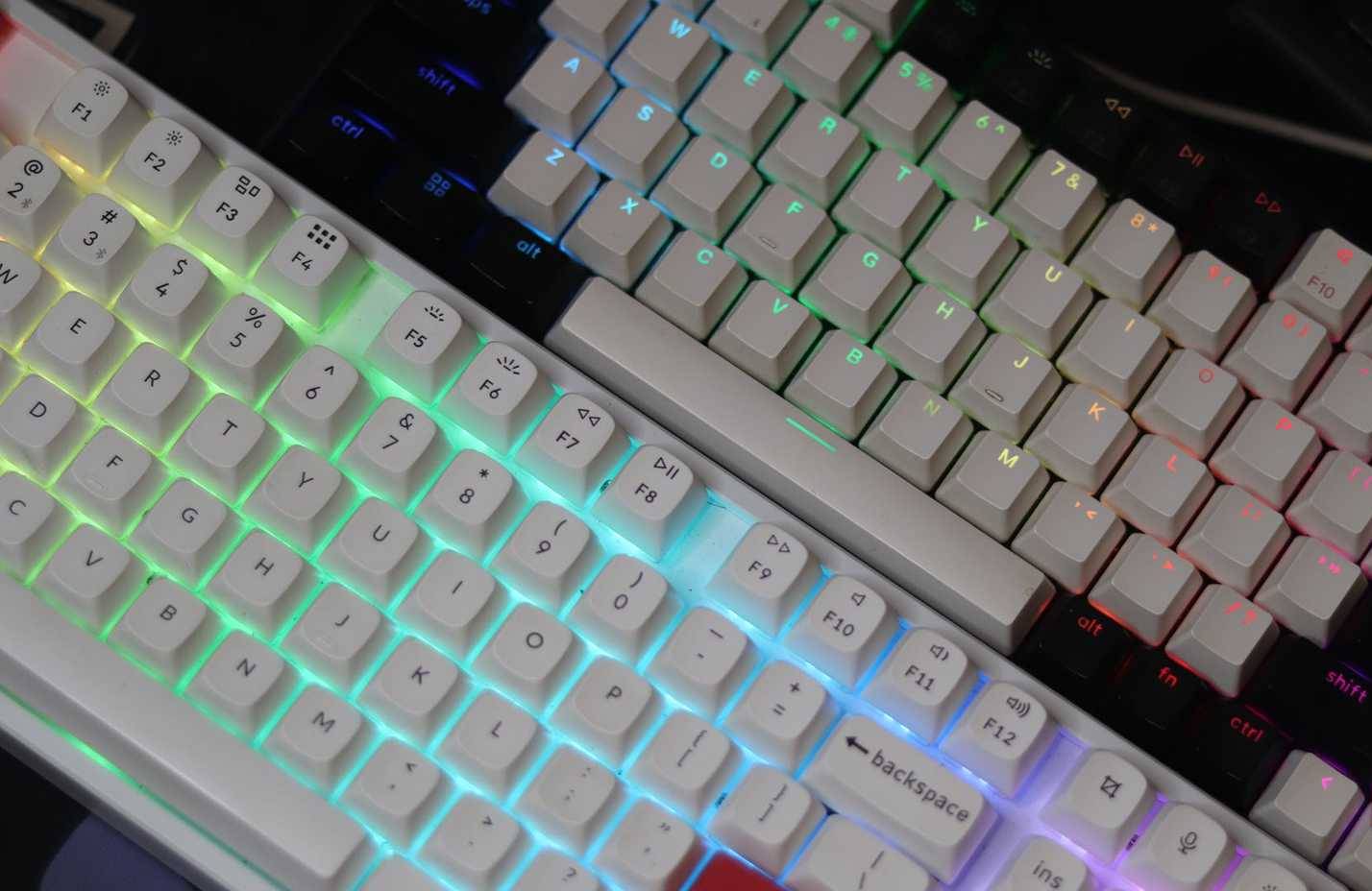 Hai bàn phím cơ đặt cạnh nhau