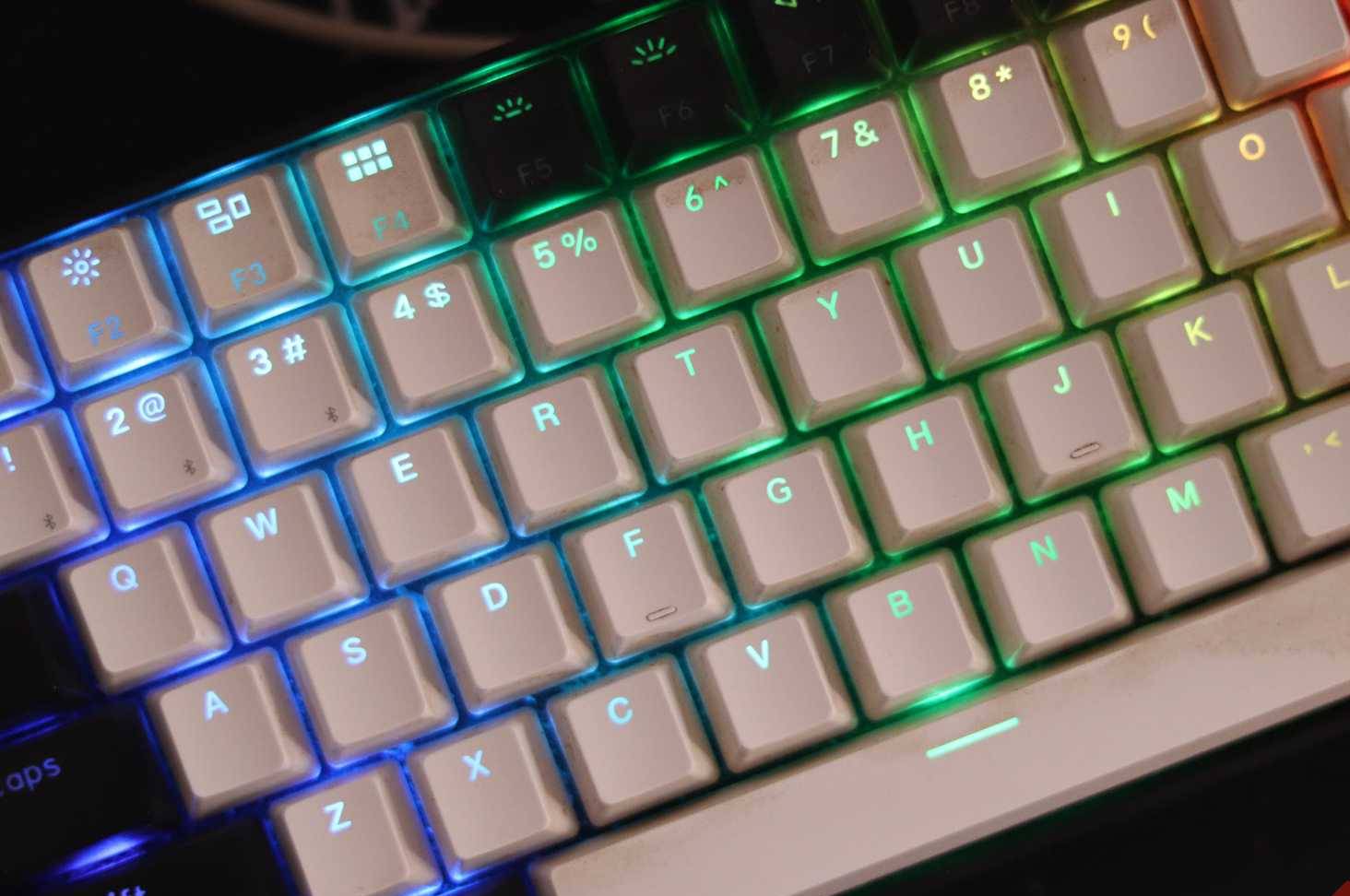 Bàn phím cơ với keycap màu trắng