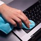 Hướng dẫn vệ sinh bàn phím laptop mà không cần tắt máy (an toàn & hiệu quả)