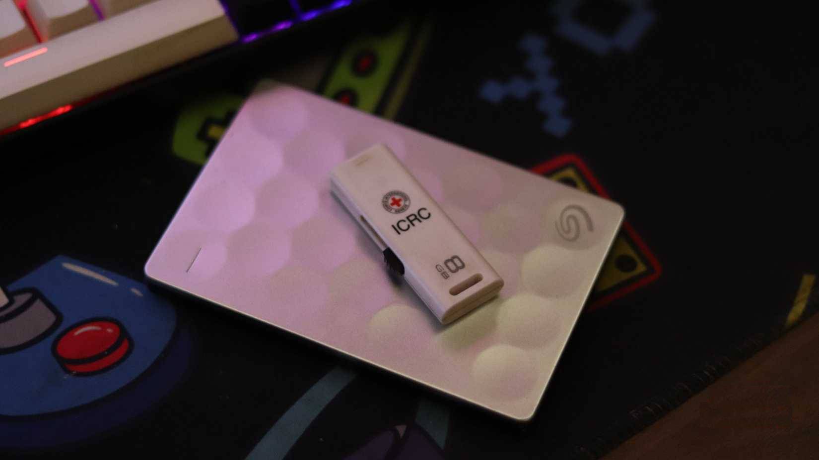 Ổ SSD và USB gắn ngoài trên bàn di chuột