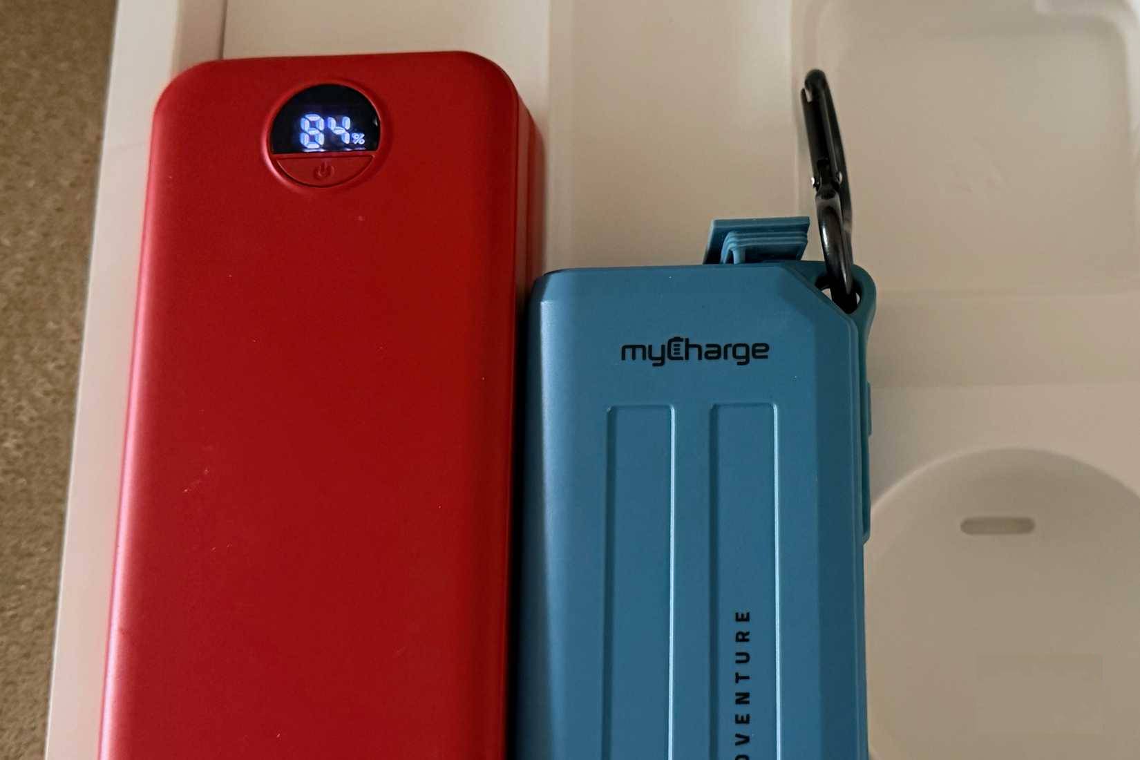 Bộ sạc thiết bị di động trong hộp MacBook Pro