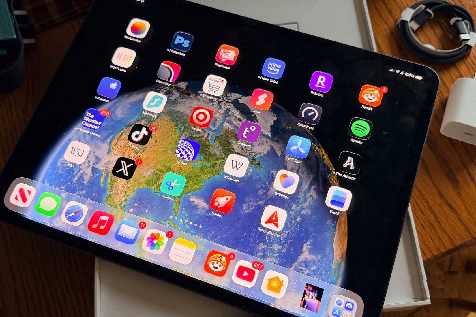 Một chiếc iPad Pro đặt trên hộp mở