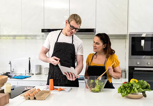 Dùng làm trợ lý nấu ăn trong bếp