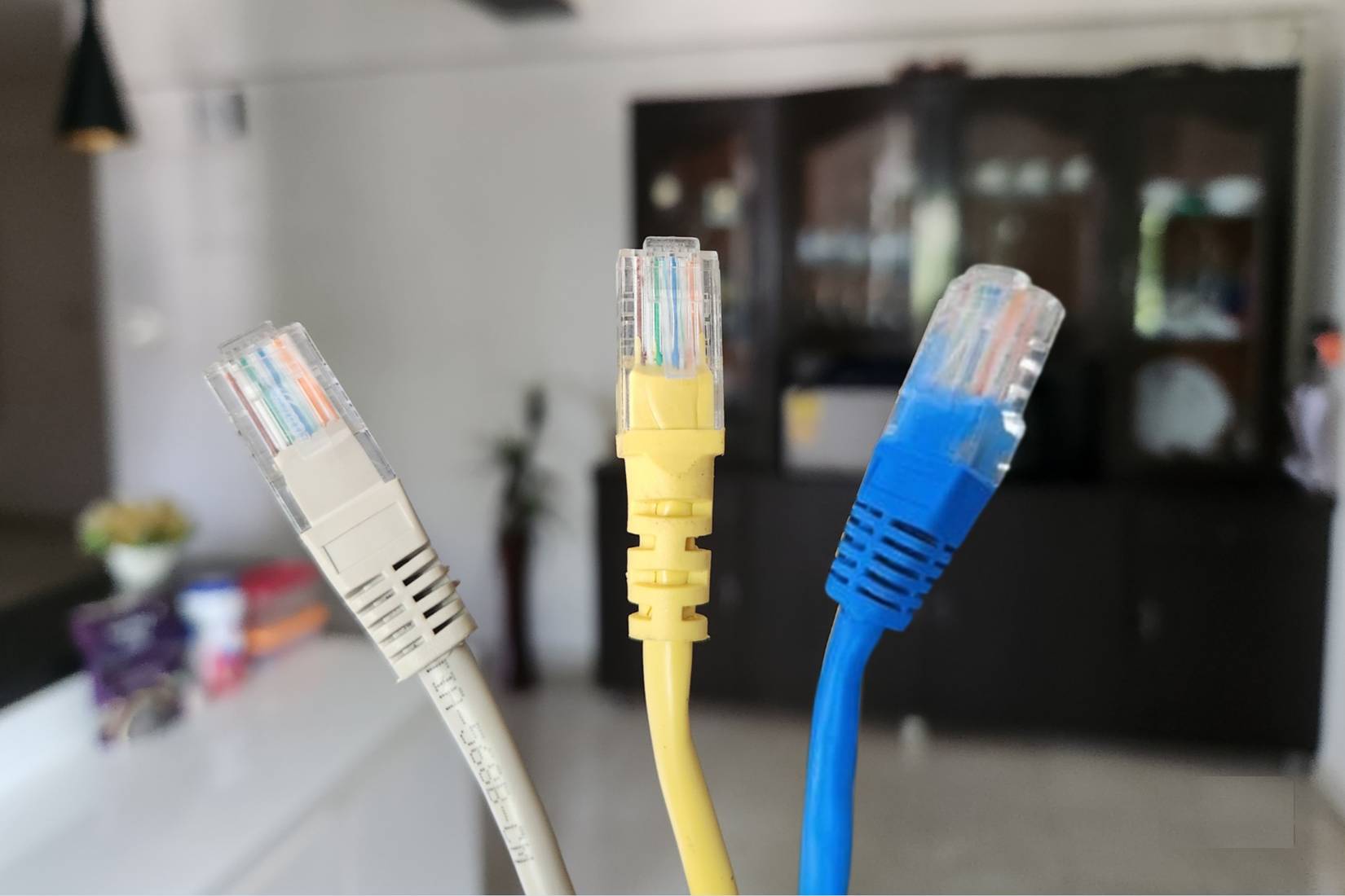 Cáp Ethernet màu xanh, vàng và xám