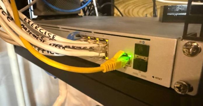 Những sợi dây màu cam, xanh lam và xanh lục bên trong cáp Ethernet thực sự có tác dụng gì?