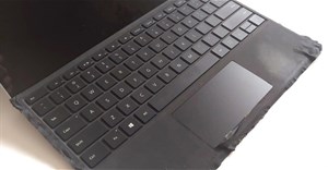 Bàn phím Microsoft Surface xấu và bẩn: Tại sao không thể kết hợp máy tính công nghệ cao và vải công nghệ thấp?