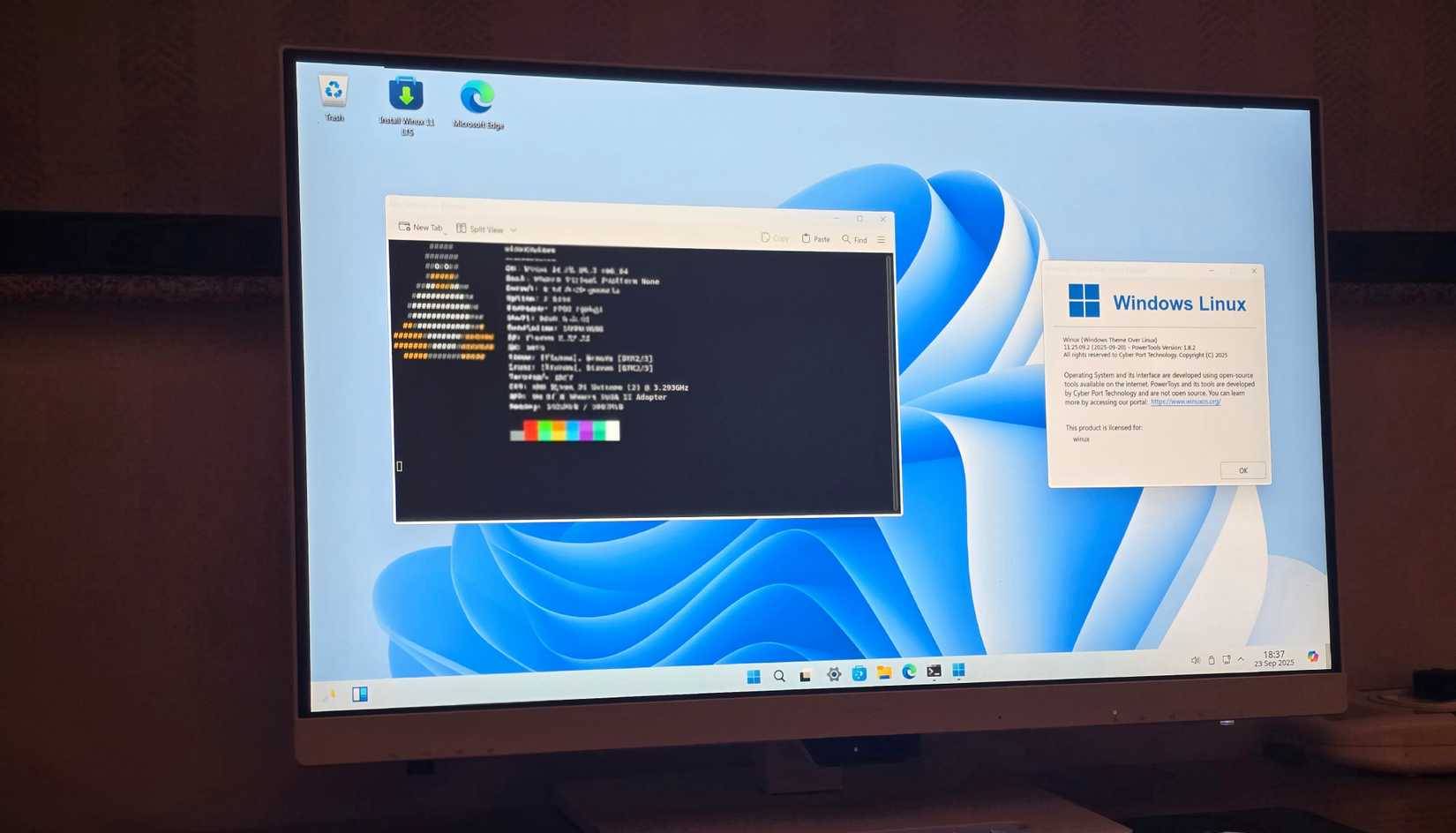 Winux chạy trên máy tính với bàn phím và chuột trên bàn