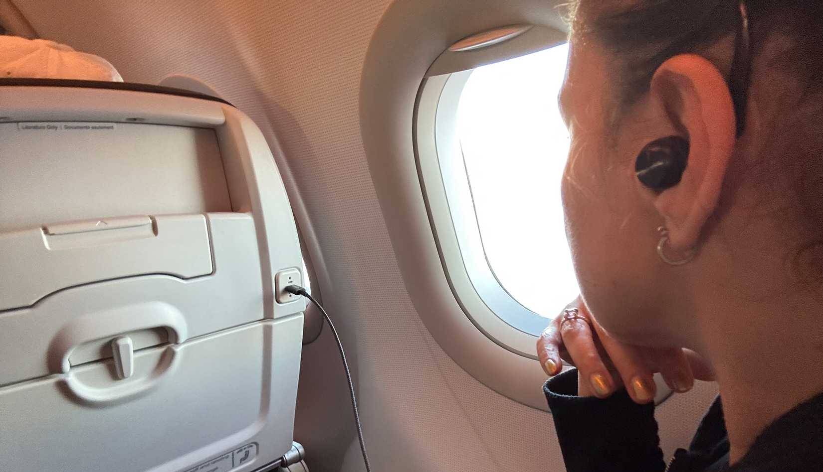 Một người phụ nữ đang đeo tai nghe nhét tai Panasonic Technics EAH-AZ100