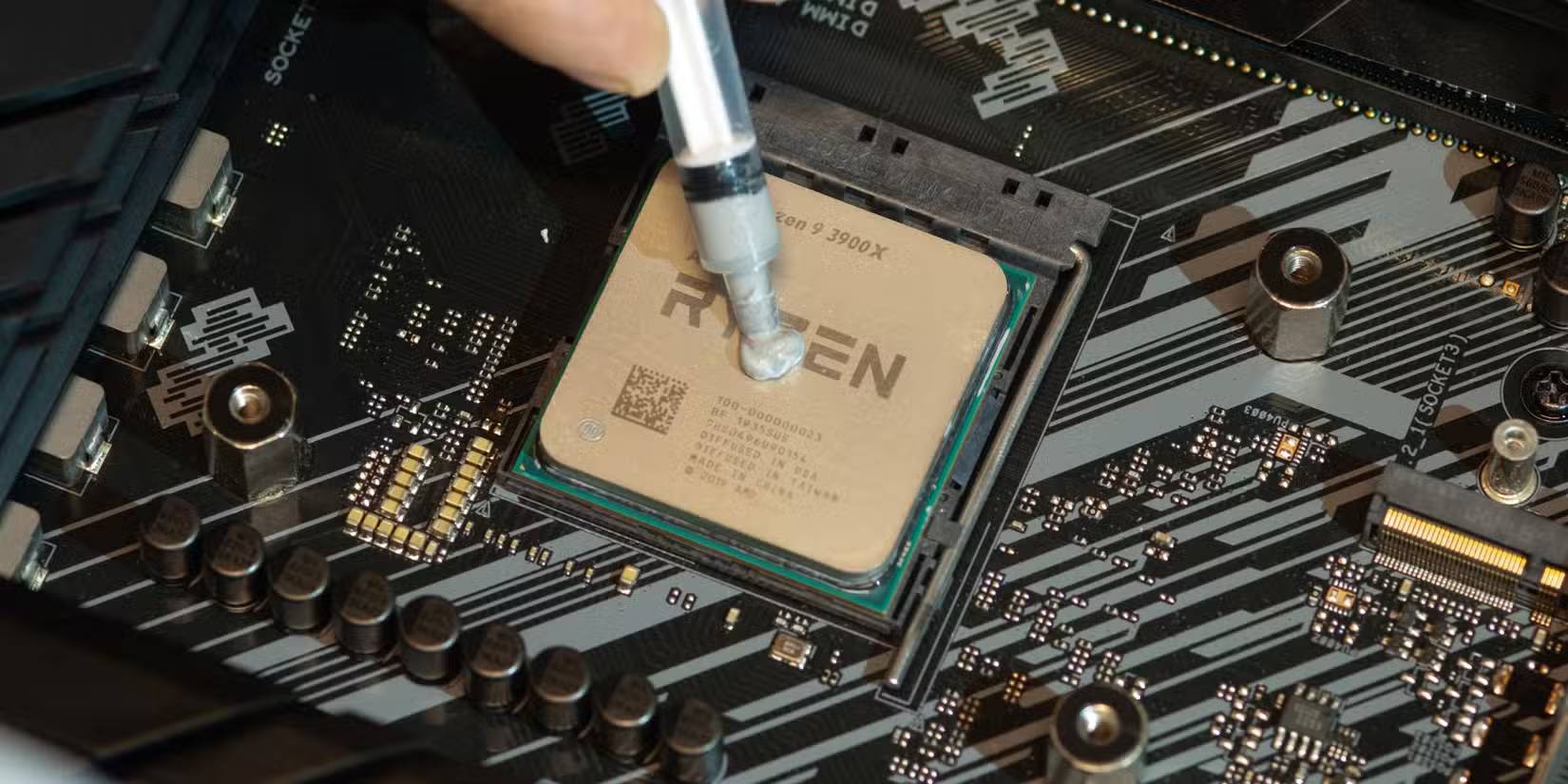 Bôi keo tản nhiệt lên CPU Ryzen